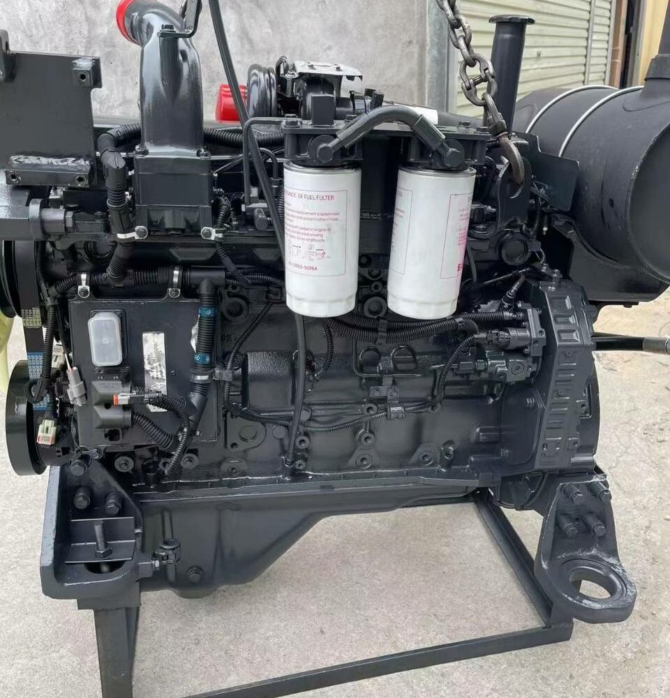 Двигатель Komatsu SAA6D107E-1 1 Двигатель Komatsu SAA6D107E-1